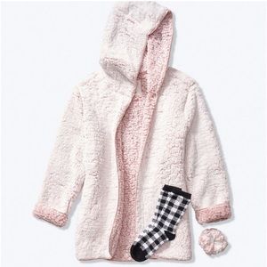 Victoria’s Secret PINK Cozy Sherpa Gift 4 PC Set Socks, Hair Tie, Bag NEW